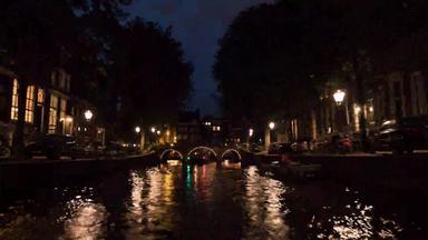 间隔拍摄视图城市景观河巡航晚上阿姆斯特丹荷兰